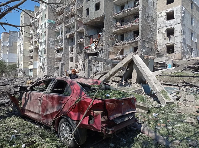 Uničena stanovanjska stavba v Odesi. FOTO: Iryna Nazarchuk/Reuters
