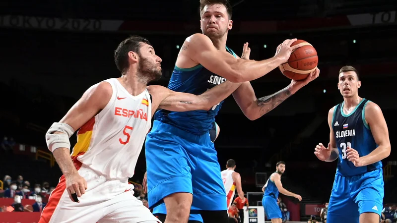 Fotografija: Luka Dončić v dvoboju z Rodolfom »Rudyjem« Fernandezom na tekmi skupinskega dela olimpijskega turnirja v Tokiu. FOTO: Aris Messinis/AFP