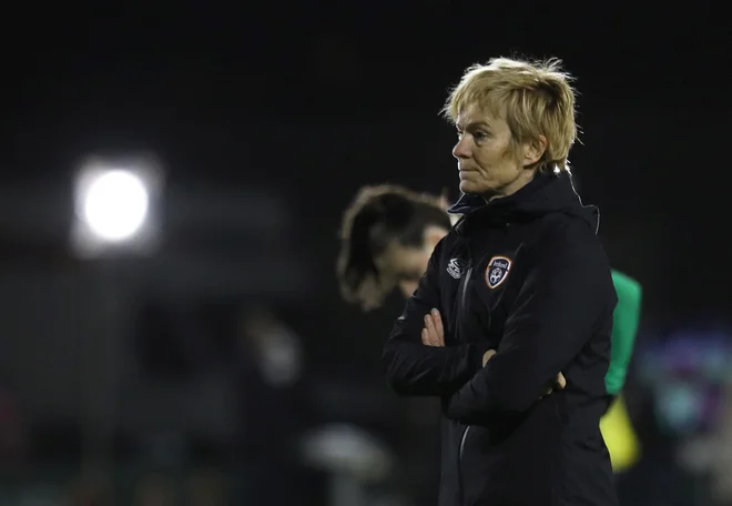 Vera Pauw pred začetkom tekme med Irsko in Slovaško na štadionu Tallaght novembra 2021. FOTO: Lorraine O&#39;Sullivan/Reuters
