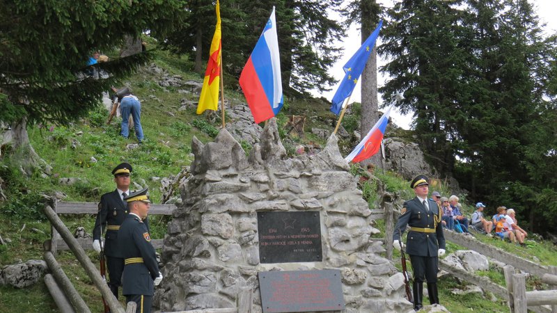 Fotografija: Častna straža pripadnikov slovenske vojske pred spomenikom padlih partizanov. FOTO: Bojan Rajšek/Delo
