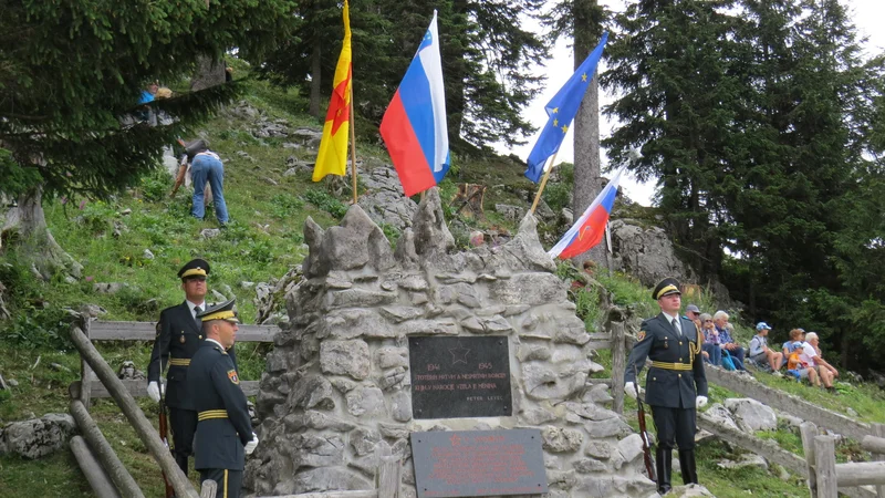Fotografija: Častna straža pripadnikov slovenske vojske pred spomenikom padlih partizanov. FOTO: Bojan Rajšek/Delo