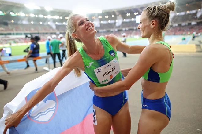 Anita Horvat, levo, si je pritekla srebro, Neja Filipič je troskočila do zlata. FOTO: Aleš Fevžer/OKS

