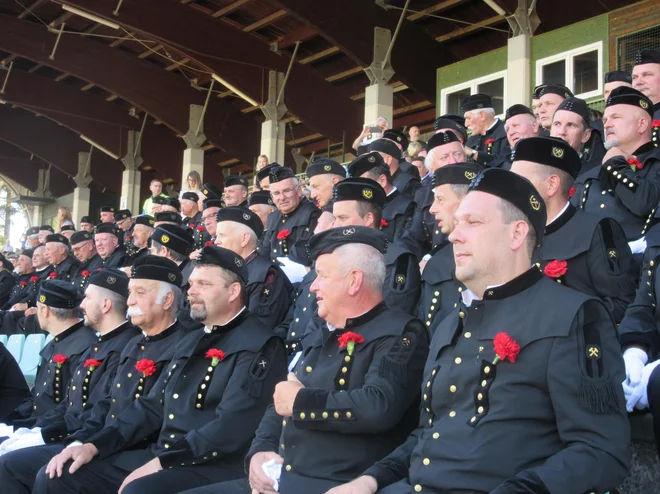 Skok čez kožo je od lani vpisan v register nesnovne dediščine. Edinstven je že pogled na polno tribuno knapov. FOTO: Špela Kuralt/Delo
