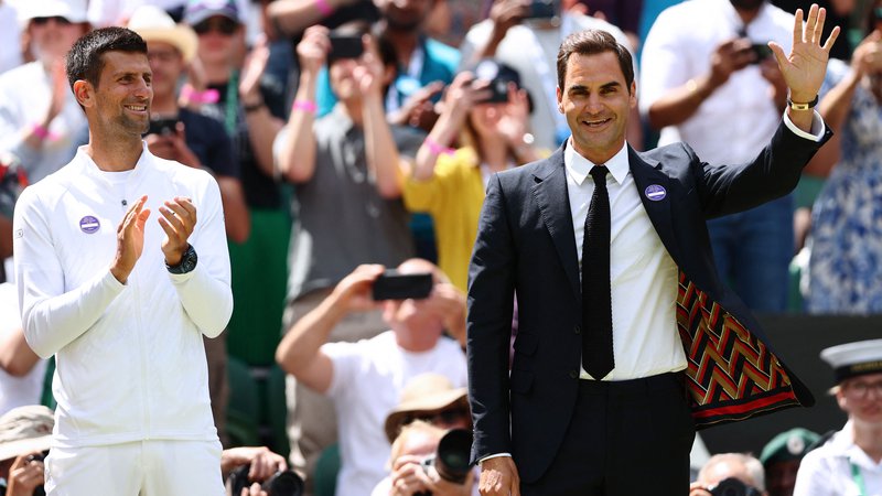 Fotografija: Rogerju Federerju (desno) je zaploskal tudi prvi nosilec letošnjega turnirja Srb Novak Đoković. FOTO: Adrian Dennis/AFP
