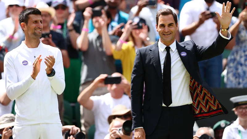 Fotografija: Rogerju Federerju (desno) je zaploskal tudi prvi nosilec letošnjega turnirja Srb Novak Đoković. FOTO: Adrian Dennis/AFP