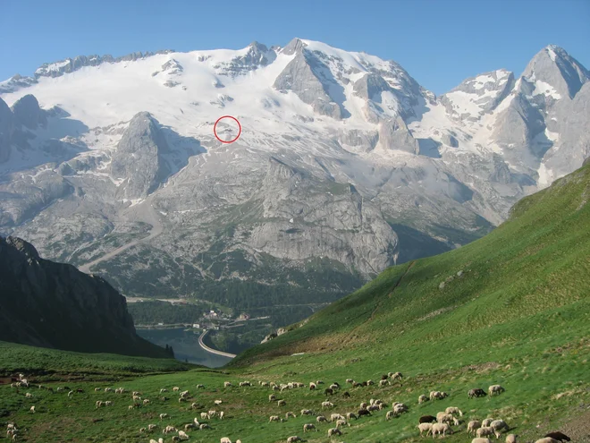 Marmolada s 3343 metri najvišji vrh Dolomitov. V krogu sta vidni koča Pian dei Fiacconi in zgornja postaja žičnice. FOTO: Viki Grošelj
