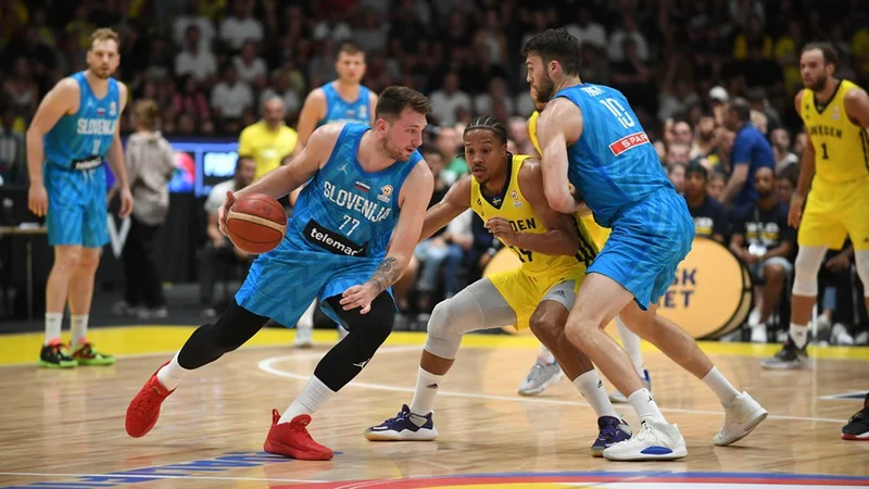 Fotografija: Luka Dončić se je tudi v Stockholmu trudil potrditi, da je as najvišjega kova. FOTO: FIBA