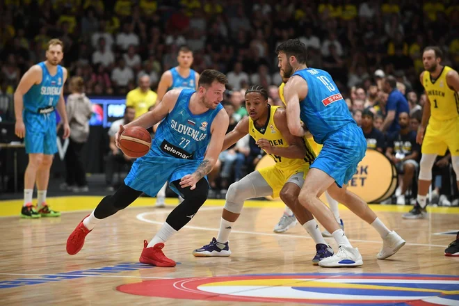 Luka Dončić se je tudi v Stockholmu trudil potrditi, da je as najvišjega kova. FOTO: FIBA
