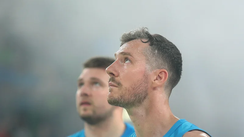 Fotografija: Goran Dragić ob Luki Dončiću med tekmo s Hrvaško v Stožicah, ki je bila, vsaj na papirju, njegova zadnja domača v karieri. FOTO: Blaž Samec/Delo