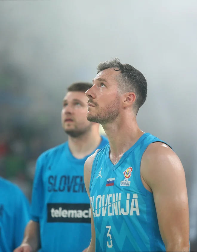 Goran Dragić ob Luki Dončiću med tekmo s Hrvaško v Stožicah, ki je bila, vsaj na papirju, njegova zadnja domača v karieri. FOTO: Blaž Samec/Delo

