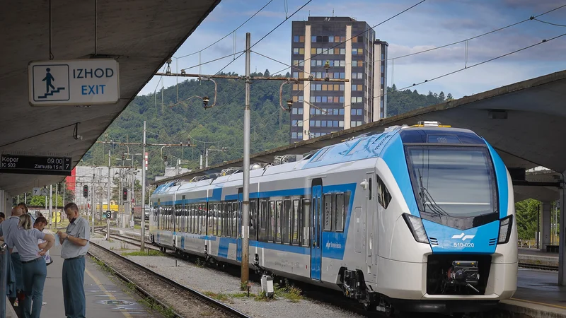 Potovanje z vlakom omogoča počitek in delo, čas za volanom avtomobila pa je izgubljen. FOTO:&nbsp;Jože Suhadolnik/Delo
