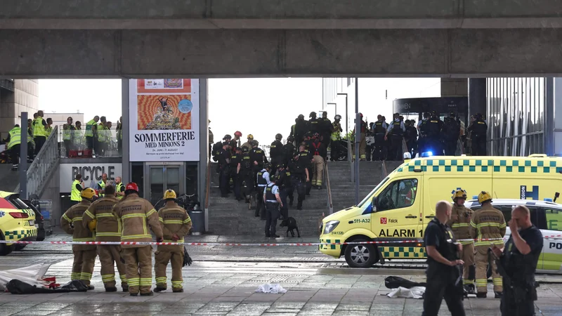 Fotografija: Policisti in reševalci pred nakupovalni središčem. FOTO: Olafur Steinar Gestsson/AFP