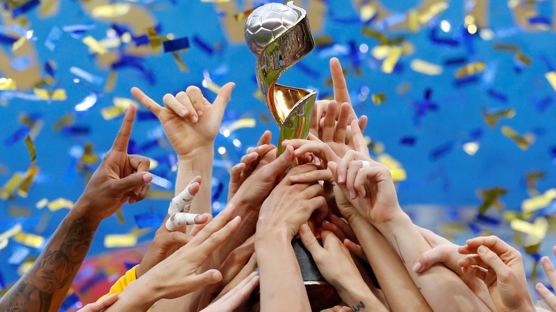 Fotografija: Na zadnjem evropskem prvenstvu v nogometu za ženske so Nizozemke v finalu v Lyonu premagale Nemke. Tudi na 13. euru v Angliji sodijo med favoritinje. FOTO: Bernadett Szabo/Reuters
