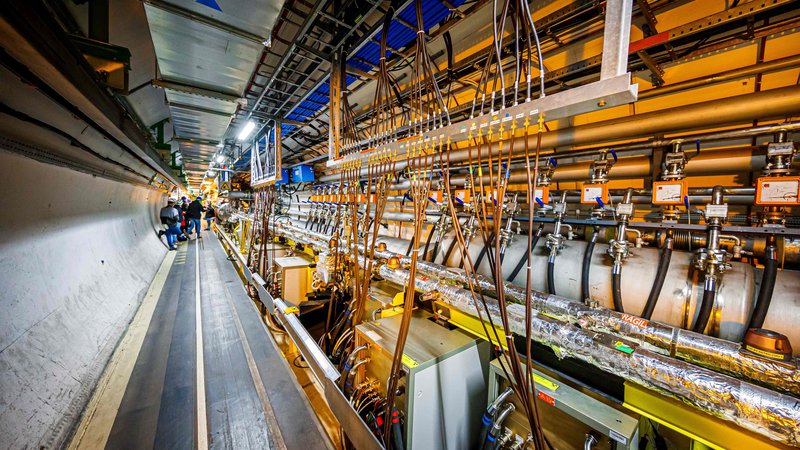 Fotografija: Deset let po odkritju Higgsa bodo v LHC začeli izvajati trke protonov pri izjemno visokih energijah, da bodo odkrili naslednje odgovore na vprašanje, kako deluje naše vesolje. FOTO: Valentin Flauraud/AFP
