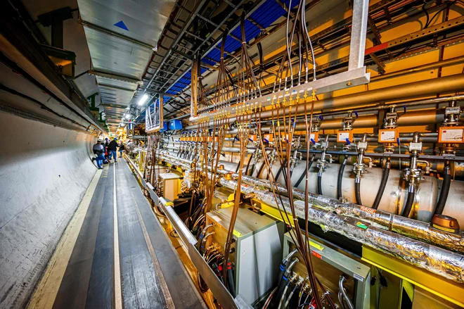 Deset let po odkritju Higgsa bodo v LHC začeli izvajati trke protonov pri izjemno visokih energijah, da bodo odkrili naslednje odgovore na vprašanje, kako deluje naše vesolje. FOTO: Valentin Flauraud/AFP
