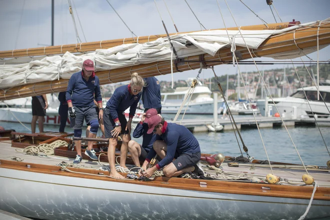 Tako poprimejo za delo tudi dekleta na Tuigi. Foto Jure Eržen
