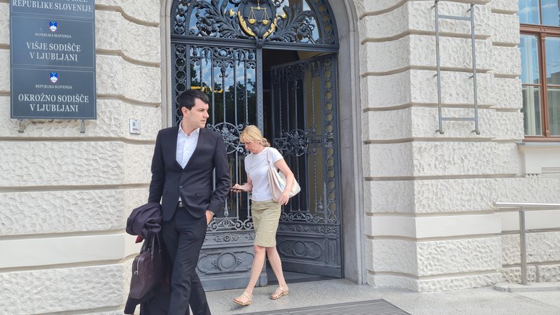 Fotografija: Nataša Faganeli ob odhodu s sodišča v družbi odvetnika Črta Šateja; ta je že napovedal pritožbo na sodbo. FOTO: Aleksander Brudar

