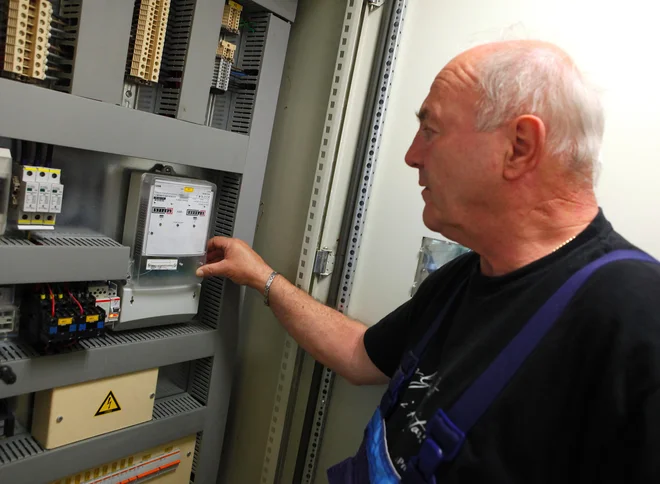Vse proizvodne zmogljivosti elektrike so v državni lasti in vi jo zdaj prebivalcem prodajate po višji ceni. FOTO JOžE SUHADOLNIK/DELO
