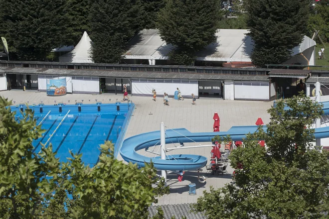 Komunale v Kamniku, Brežicah in kraški vodovod Sežana so bodisi prepovedale uporabo pitne vode za druge namene kot za primarno oskrbo, bodisi so pozvale k varčevanju s pitno vodo. FOTO: Jure Eržen/Delo
