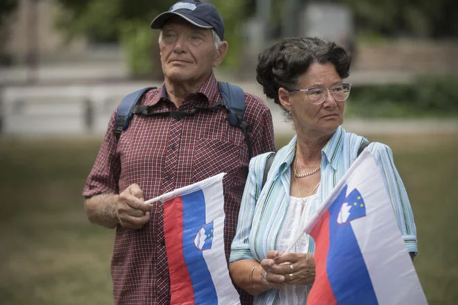 Državljana z zastavama, na izjavi Anžeta Logarja, ko je uradno najavil predsedniško kandidaturo. FOTO: Jure Eržen/Delo
