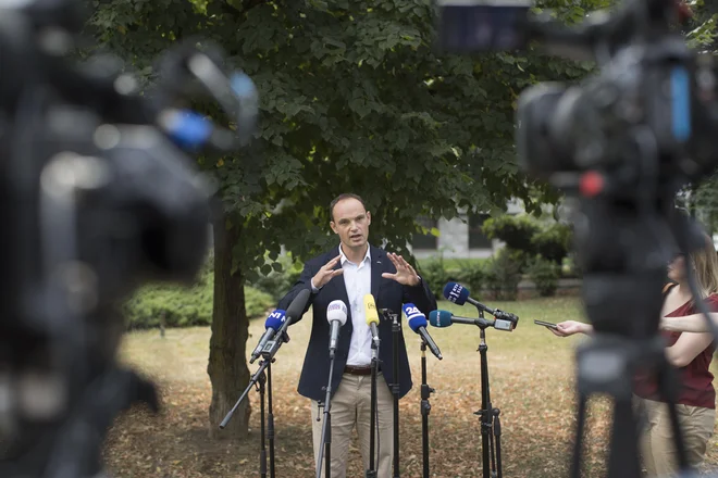 Anže Logar, SDS, je svojo kandidaturo najavil pod osamosvojitveno lipo pred parlamentom. FOTO: Jure Eržen/Delo
