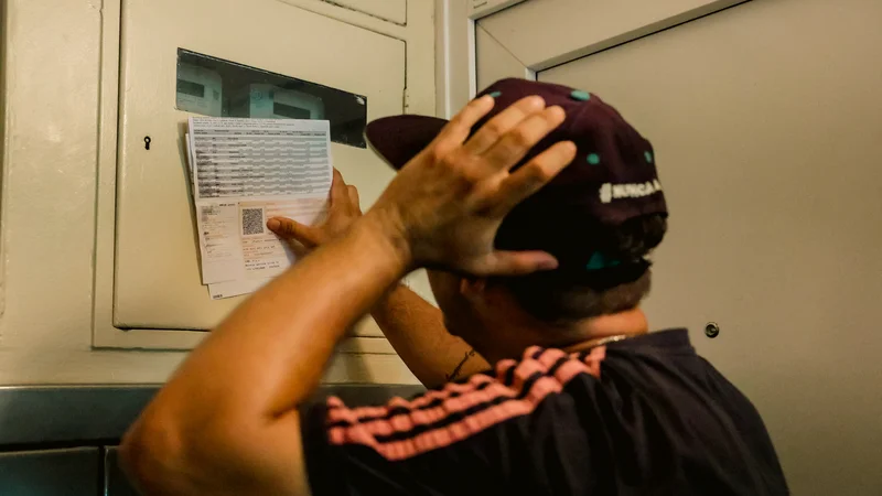 Fotografija: »Mi bomo cene spreminjali čez nekaj časa, gotovo. Vsi jih bodo dvignili,« je pogosto slišati od dobaviteljev elektrike in plina. FOTO: Črt Piksi/Delo