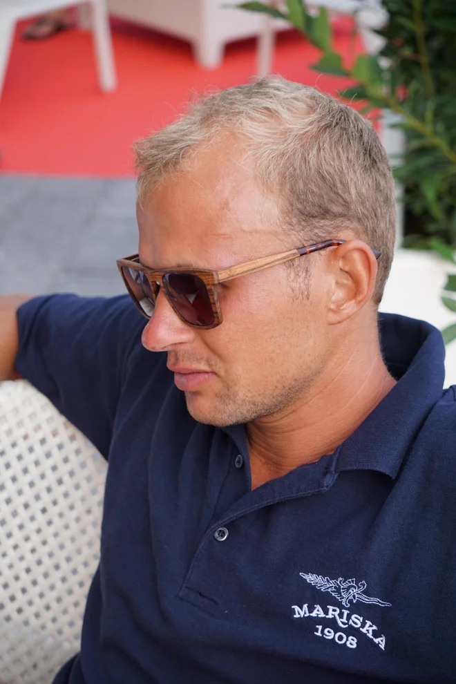 Dan Poljšak je postal kapitan Mariske tako, da se je dolga leta učila jadranja in izdelave lesene jadrnice. Kljub mladosti vodi največjo jadrnico v Sloveniji. Foto Judita Mrak Poljšak

