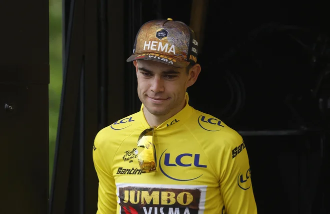 Belgijec Wout Van Aert, član moštva Jumbo Visma, v katerem ima eno od kapetanskih vlog Primož Roglič, francoski del Toura začenja v rumeni maijici. FOTO: Gonzalo Fuentes/Reuters
