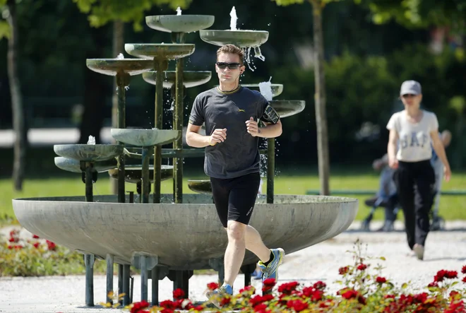 Odmor je vedno aktiven. To doda treningu dodatno razsežnost, saj se po hitrejšem teku nimamo časa povsem odpočiti, ker za odmor počasi tečemo. FOTO: Matej Družnik
