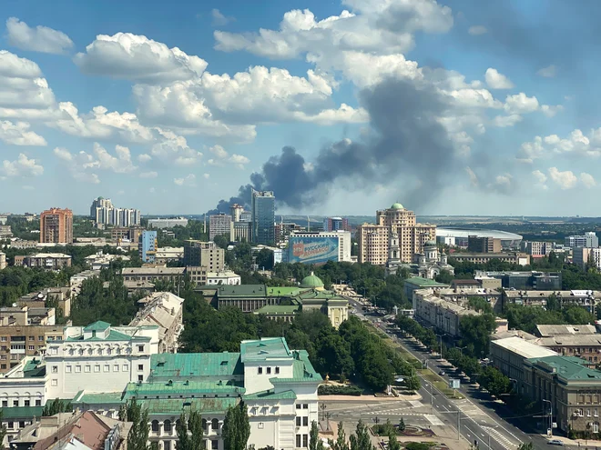 Dim nad mestom po ruskem raketnem napadu v regiji Doneck 4. julija. FOTO: Kazbek Basayev/Reuters
