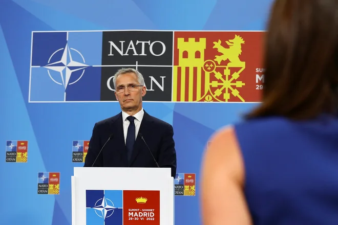 »To je dober dan za Finsko in Švedsko in dober dan za Nato,« je Jens Stoltenberg dejal v skupni izjavi za javnost s švedskim in finskim zunanjim ministrom. FOTO: Violeta Santos Moura/Reuters
