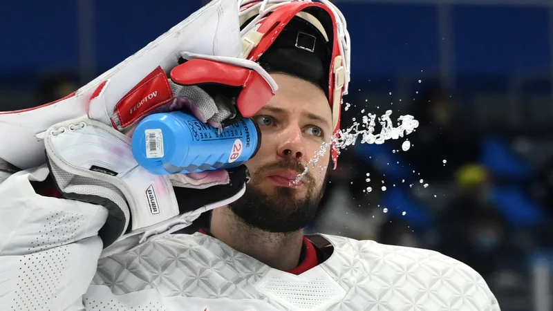 Hokejska kariera vratarja ruske reprezentance Ivana Fedotova se bo namesto v HNL prislilno nadaljevala v Severomorsku na Arktiki. FOTO: Annegret Hilse/Reuters
