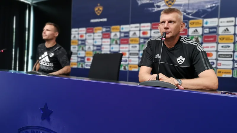 Fotografija: Trener Radovan Karanović in kapetan Martin Milec na torkovi novinarski konferenci v Mariboru. FOTO: Delo.si