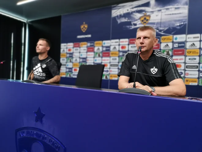 Trener Radovan Karanović in kapetan Martin Milec na torkovi novinarski konferenci v Mariboru.&nbsp;FOTO: Delo.si
