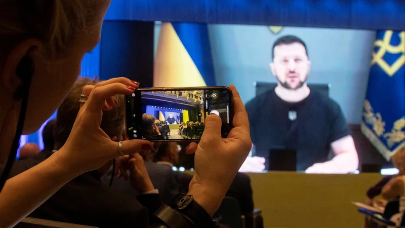Fotografija: Poslanci so enotno podprli predlog, da predsednica državnega zbora povabi predsednika Ukrajine Volodimirja Zelenskega, da nagovori državni zbor. FOTO: Arnd Wiegmann/Reuters