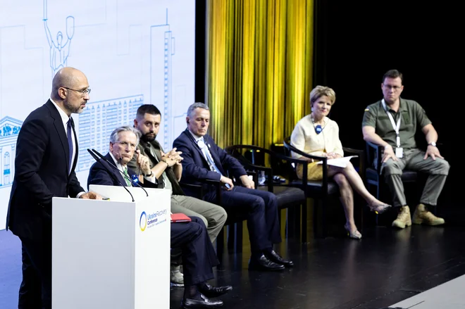 Na konferenci o obnovi Ukrajine v Luganu je spregovoril tudi ukrajinski predsednik vlade Denis Šmihal. FOTO: Reuters