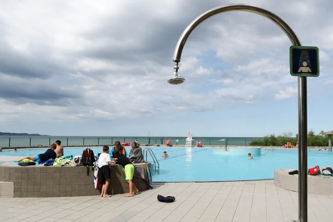 Do nadaljnjega bodo zaprti tuši na vseh plažah. FOTO: Marko Feist/Delo
