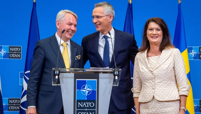 Švedska zunanja ministrica Ann Linde in finski zunanji minister Pekka Haavisto (na levi) z generalnim sekretarjem Nata Jensom Stoltenbergom po podpisu pristopnega protokola za vstop v zavezništvo Foto Nato/Reuters
