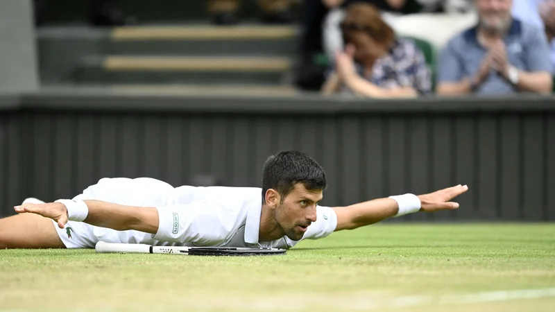 Fotografija: Novak Đoković je rasel iz igre v igro in ob koncu uprizoril nekaj neverjetnih potez. FOTO: Toby Melville/Reuters
