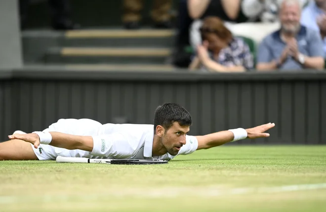 Novak Đoković je rasel iz igre v igro in ob koncu uprizoril nekaj neverjetnih potez. FOTO:&nbsp;Toby Melville/Reuters
