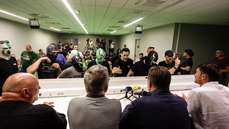Fotografija: Del najbolj jeznih fantov iz navijaške skupine Green Dragons je vodstvu kluba dalo jasno sporočilo, da ne podpirajo njegovega načina dela, filozofije in tudi kadrovskih odločitev, med katere je sodila tudi odstavitev trenerja Roberta Prosinečkega. FOTO: Črt Piksi/Delo