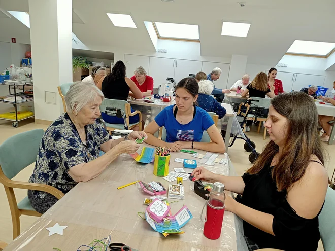 Kratkoročna rešitev na področju socialnega varstva so prostovoljci. FOTO: OZ RKS Novo mesto
