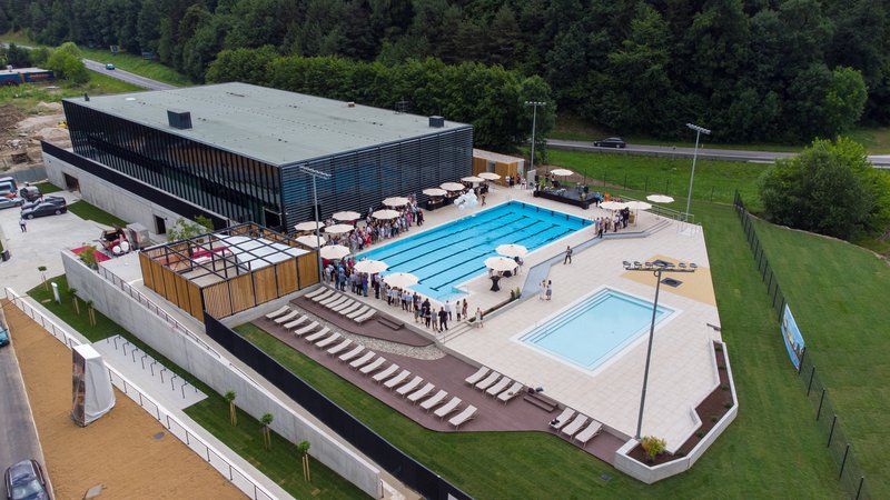 Fotografija: Novi bazen je slovenjgraška občina umestila med obvoznico in reko Mislinjo. Na levi strani bo septembra bogatejši za park urbanih športov, na desni bo dobil adrenalinski del. FOTO: arhiv Spotur
