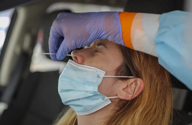 Sta obvezna uporaba zaščitne maske in testiranje preteklost, ali se utegneta ukrepa kmalu vrniti? FOTO: Jože Suhadolnik/Delo

