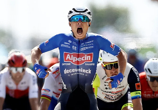 Jasper Philipsen včeraj niti opazil ni bliskovitega napada Van Aerta.  FOTO: Christian Hartmann Reuters

