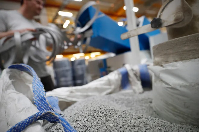 Z večjimi količinamo plastičnih odpadkov se širi tudi dejavnost predelave plastike. FOTO: Uroš Hočevar/Delo
