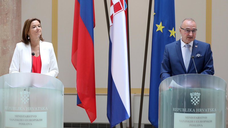 Fotografija: Obisk, ki bo rezultate pokazal šele čez čas. Tanja Fajon (levo) in gostitelj minister Gordan Grlić Radman, ki poudarja, da »vstop Hrvaške v schengen in arbitražna razprava oziroma določitev meje s Slovenijo nista povezana«. FOTO: Ranko Šuvar/Cropix
