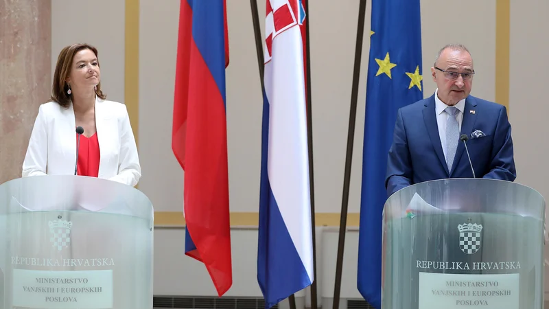 Fotografija: Obisk, ki bo rezultate pokazal šele čez čas. Tanja Fajon (levo) in gostitelj minister Gordan Grlić Radman, ki poudarja, da »vstop Hrvaške v schengen in arbitražna razprava oziroma določitev meje s Slovenijo nista povezana«. FOTO: Ranko Šuvar/Cropix