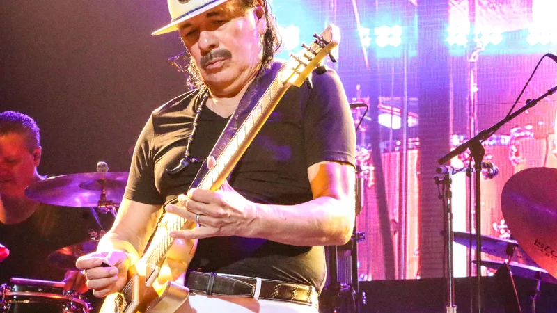 Fotografija: V začetku julija 2010 je Carlos Santana med nastopom zasnubil svojo ženo bobnarko, v istem obdobju meseca dvanajst let pozneje je na odru izgubil zavest. Foto: Shutterstock