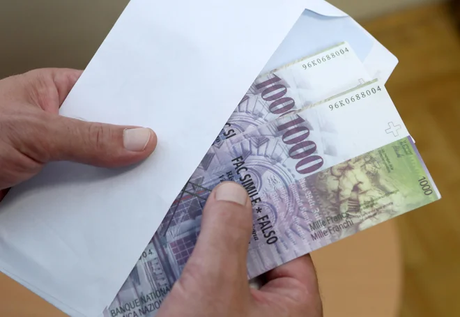 Švicarski frank je bil vreden več kot evro le v začetku leta 2015, ko švicarska centralna banka ni zmogla pokriti velikega povpraševanja. FOTO: Dejan Javornik
